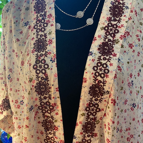 Arizona light weight coverup with embroidered embellishments size M/L - Picture 3 of 7